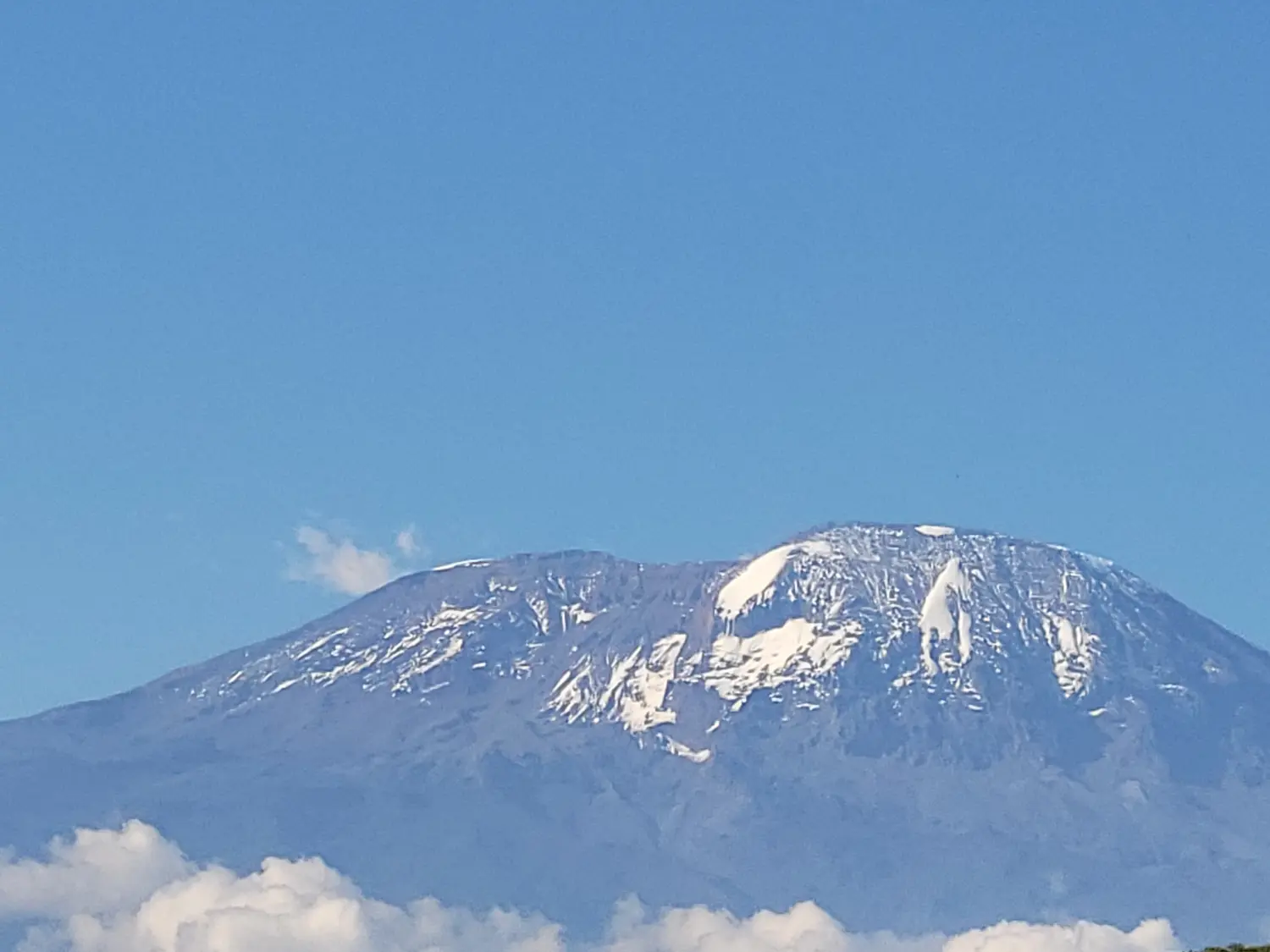 Wunderschöne weiße Berge von Upendo-Mama-Afrika